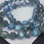 Лабрадор огранка, сверкает, переливается, в каждом иризация, р-р 7.8мм, штучно