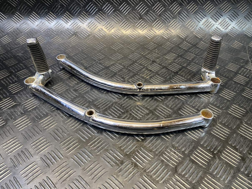 Подножки пассажирские Suzuki Intruder VS750 VR51A (с креплениями)