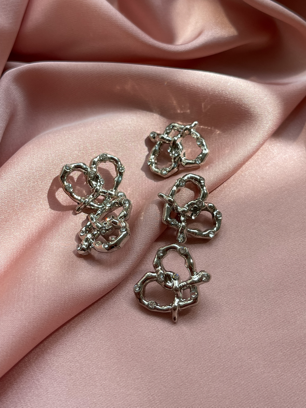 Пуговицы серебристые крендельки-сердечки со стразами