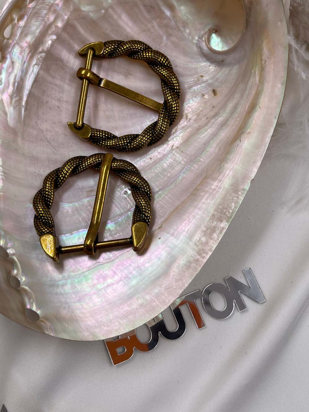 Пряжка бронзовая змеиная