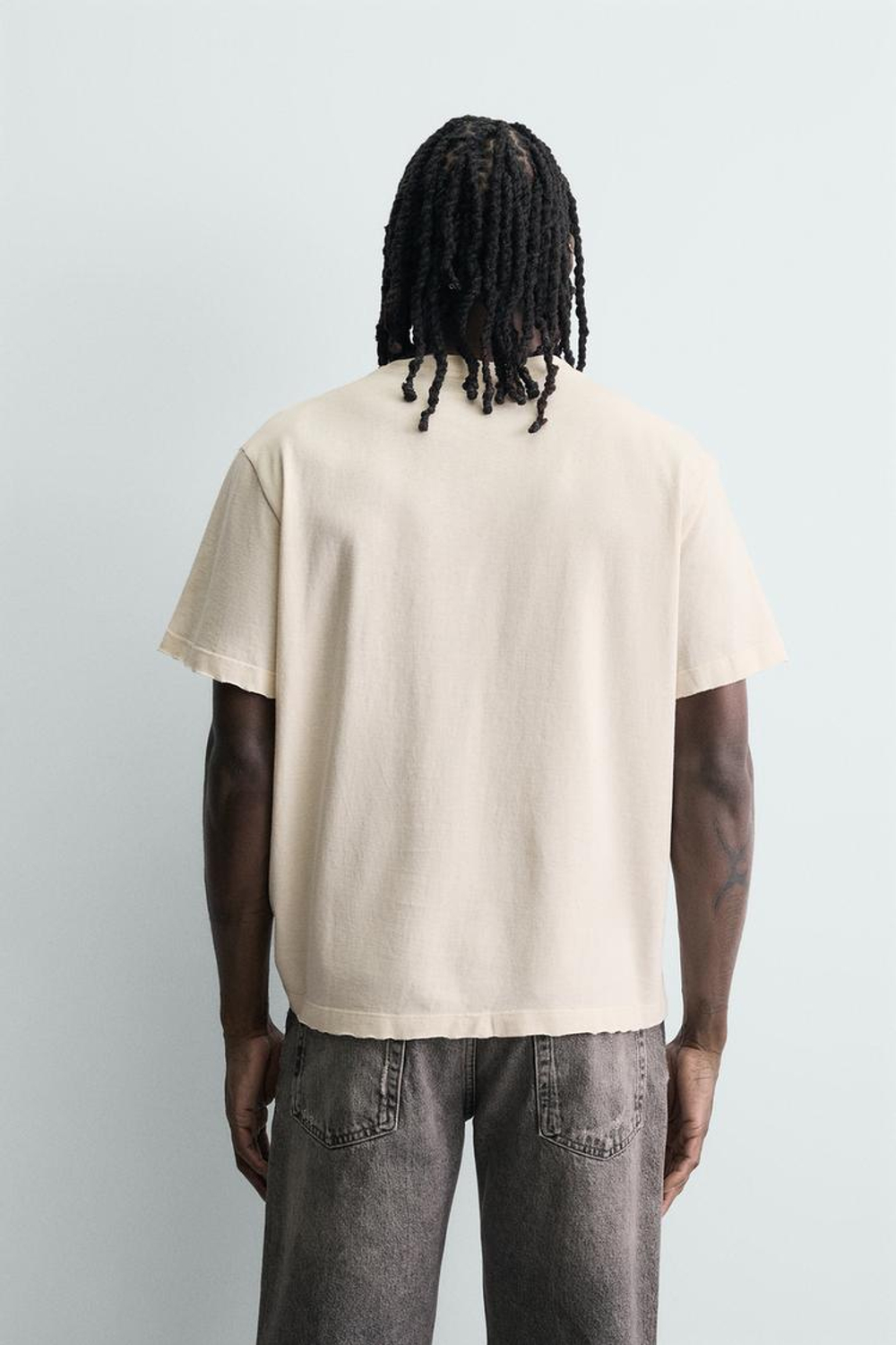 ZARA ФУТБОЛКА ИЗ ТКАНИ С ЭФФЕКТОМ ПОТЕРТОСТИ И ПРИНТОМ, ЖЕЛТОВАТО-БЕЛЫЙ