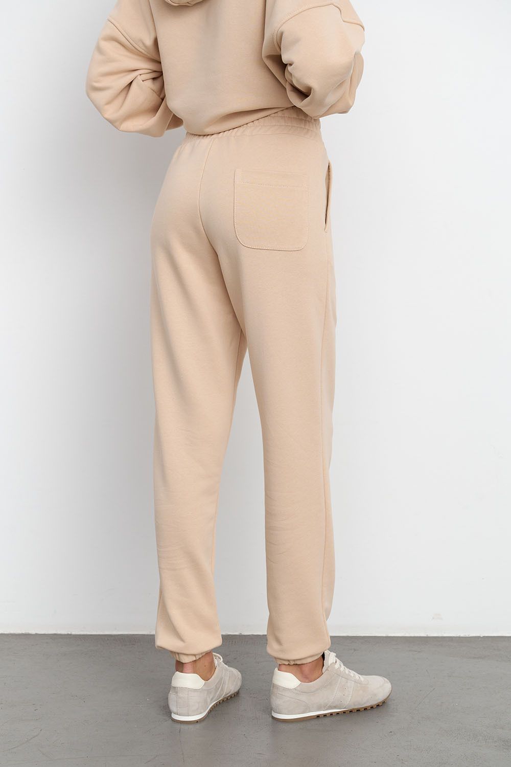 Свободные джоггеры без начеса из премиум футера ванильного цвета