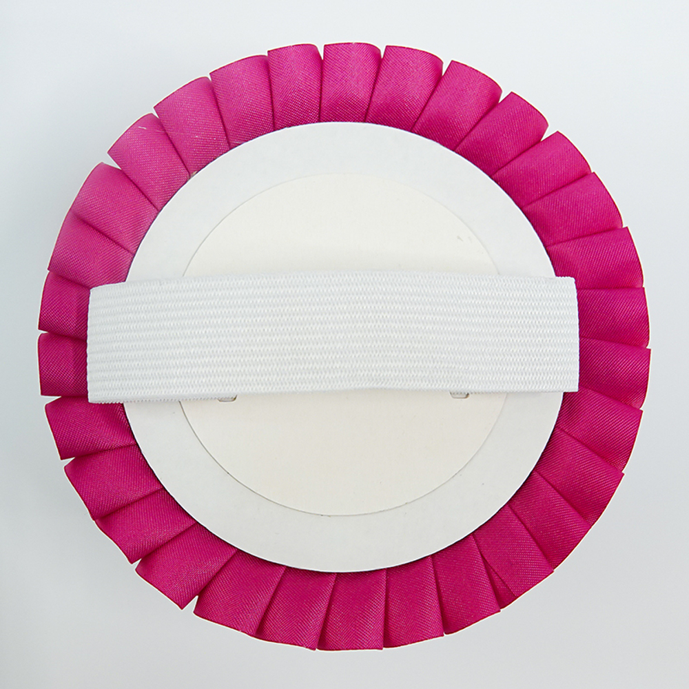 Номер участника, крепление в ассортименте. Диаметр 115 мм. с плиссе. Цвет номера и плиссировки СИРЕНЕВЫЙ+МАЛИНОВЫЙ.