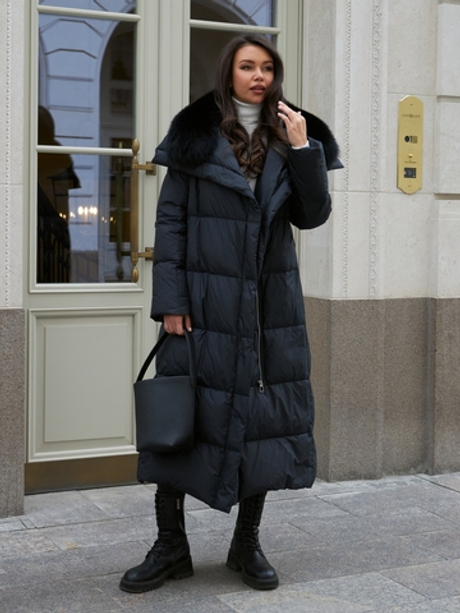 Длинный черный пуховик с песцовым воротником