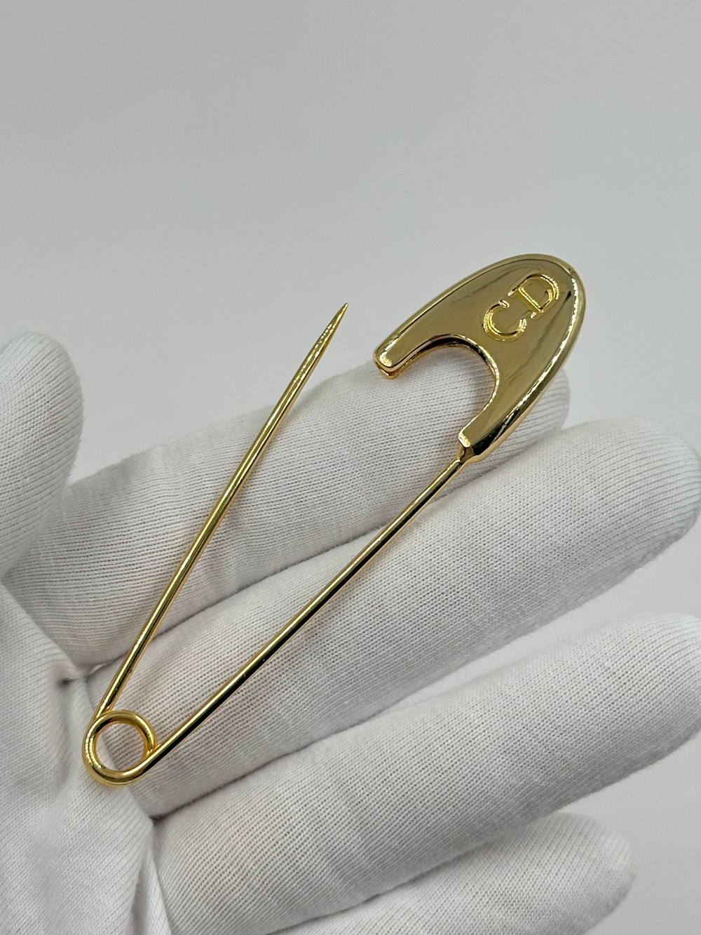 Брошь в виде булавки Christian Dior