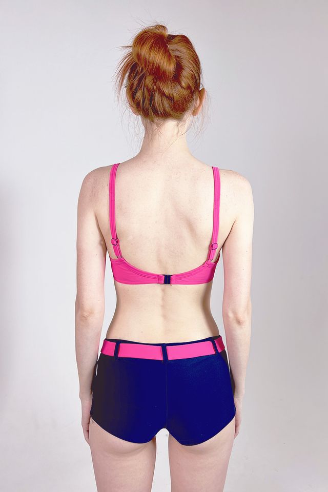 Раздельный купальник розовый с шортами с поясом
