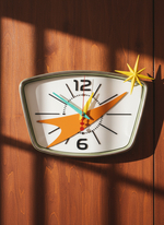 Настенные ретро-часы «Орбита-57» со светло-оливковым корпусом и хром-ободом, вдохновлённые космическим стилем 1950-х