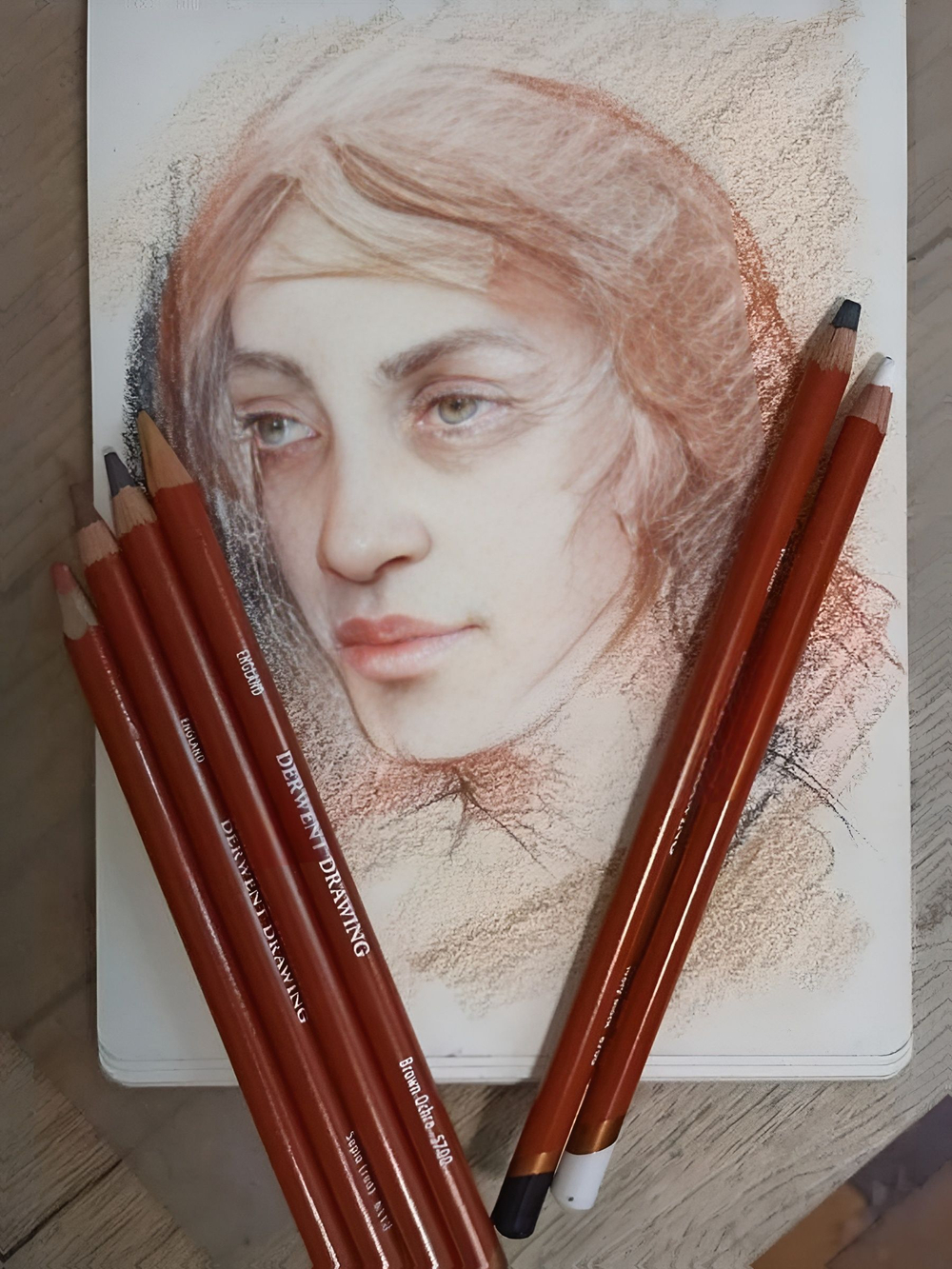 Набор карандашей в подарочной деревянной коробке Derwent Sketching 48 ш