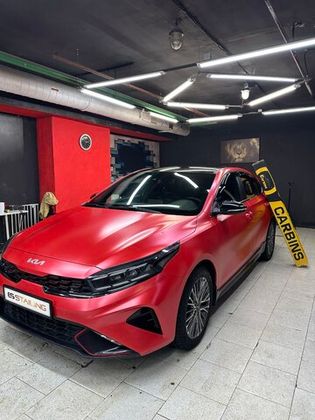 KIA в виниловую красную матовую пленку Carbins