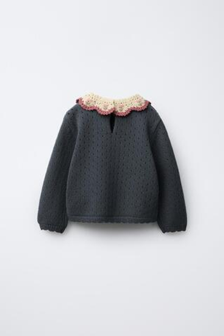 ZARA ТРИКОТАЖНЫЙ ДЖЕМПЕР С ВОРОТНИКОМ, СВЯЗАННЫМ КРЮЧКОМ, ВЫЦВЕТШИЙ СИНИЙ