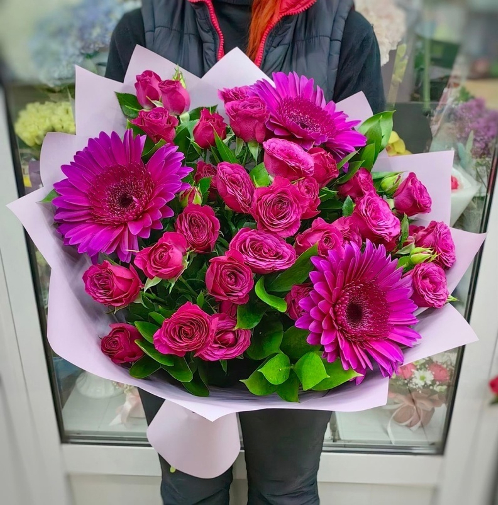 Букет с герберами и кустовыми розами