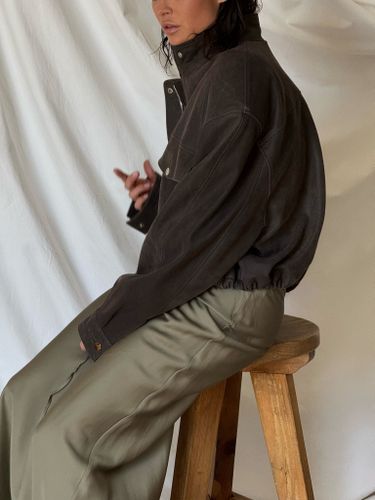 Шоколадный кожаный бомбер с карманами