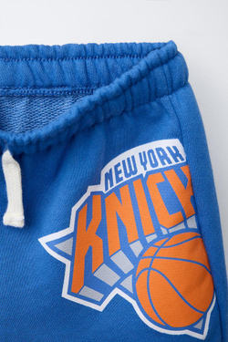 ZARA ШОРТЫ-БЕРМУДЫ С ПРИНТОМ NEW YORK KNICKS NBA ©, ЯРКО-СИНИЙ