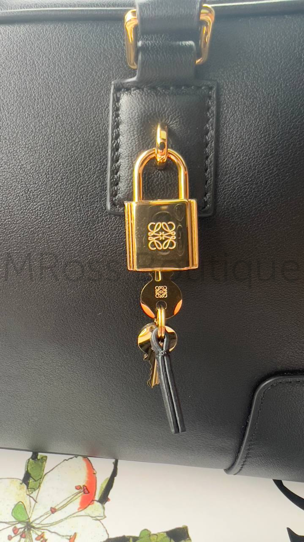 Сумка Loewe Amazona 28 из телячьей кожи наппа черная