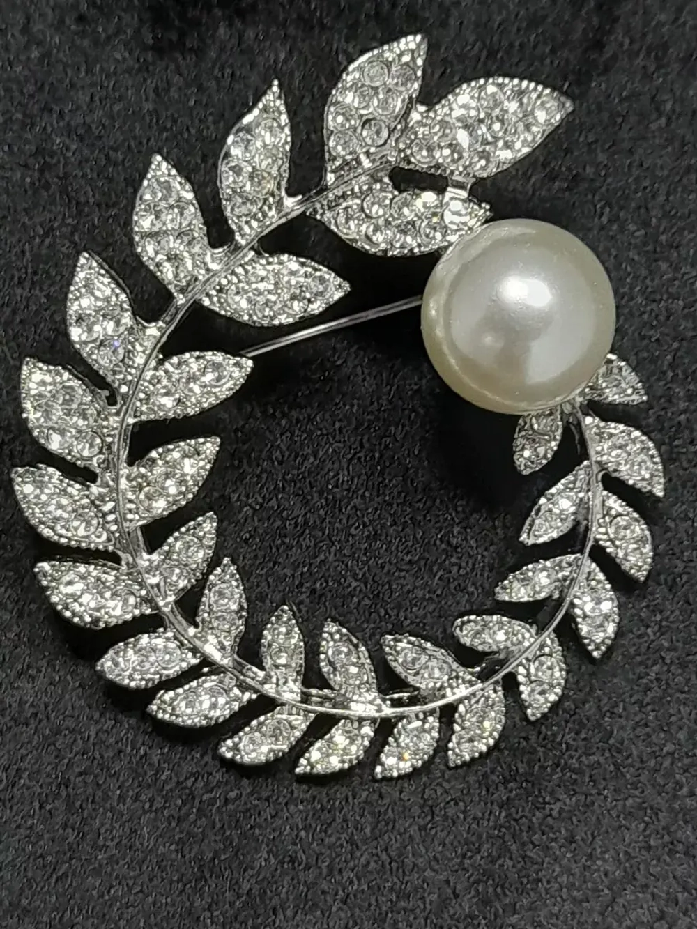 Брошь-кулон "Ветка-венок с жемчужиной"