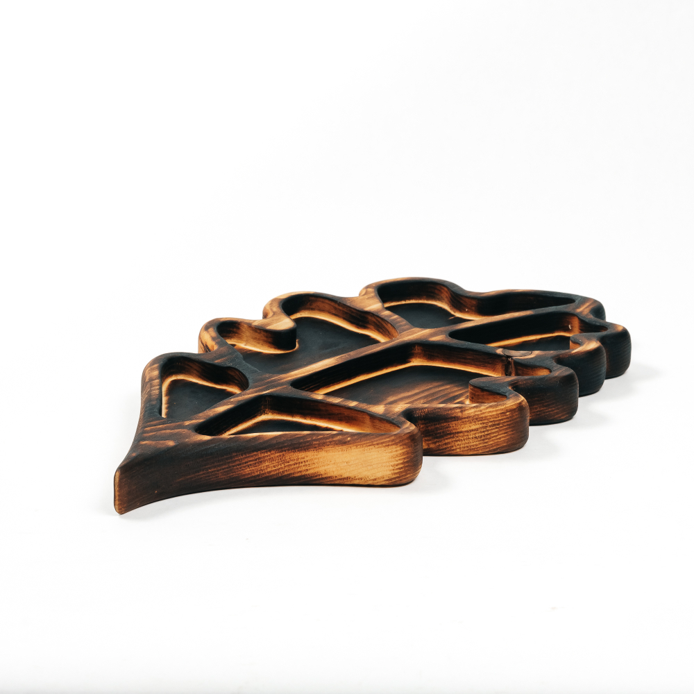 Деревянная менажница "дубовый лист" из кедра для подачи блюд и закусок. MG79