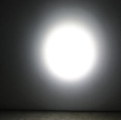 Bi-color LED Fresnel Spotlight — би-колор Fresnel прожектор с автоматическим зумом 15–50°