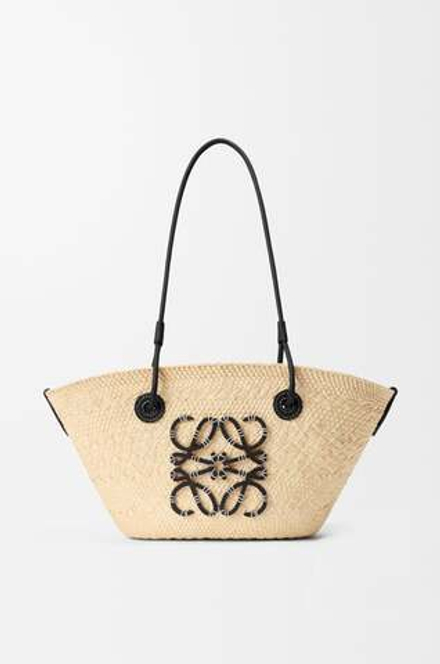Loewe Маленькая плетеная сумка Anagram из пальмового волокна и телячьей кожи, натуральный/черный