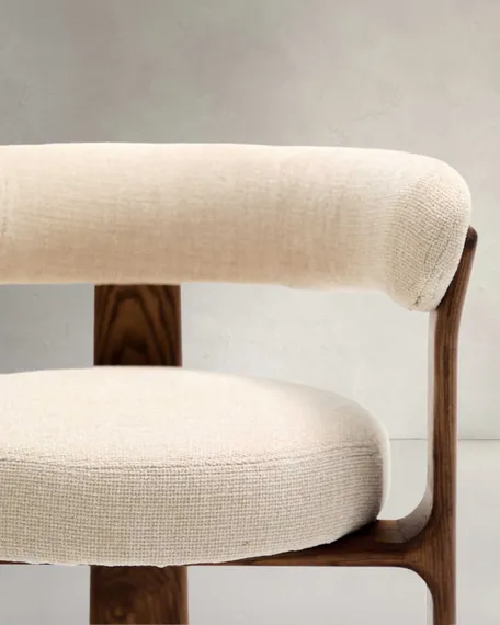 Стул Granite на 3 ножках из бежевого шенилла и массива ясеня в отделке орех