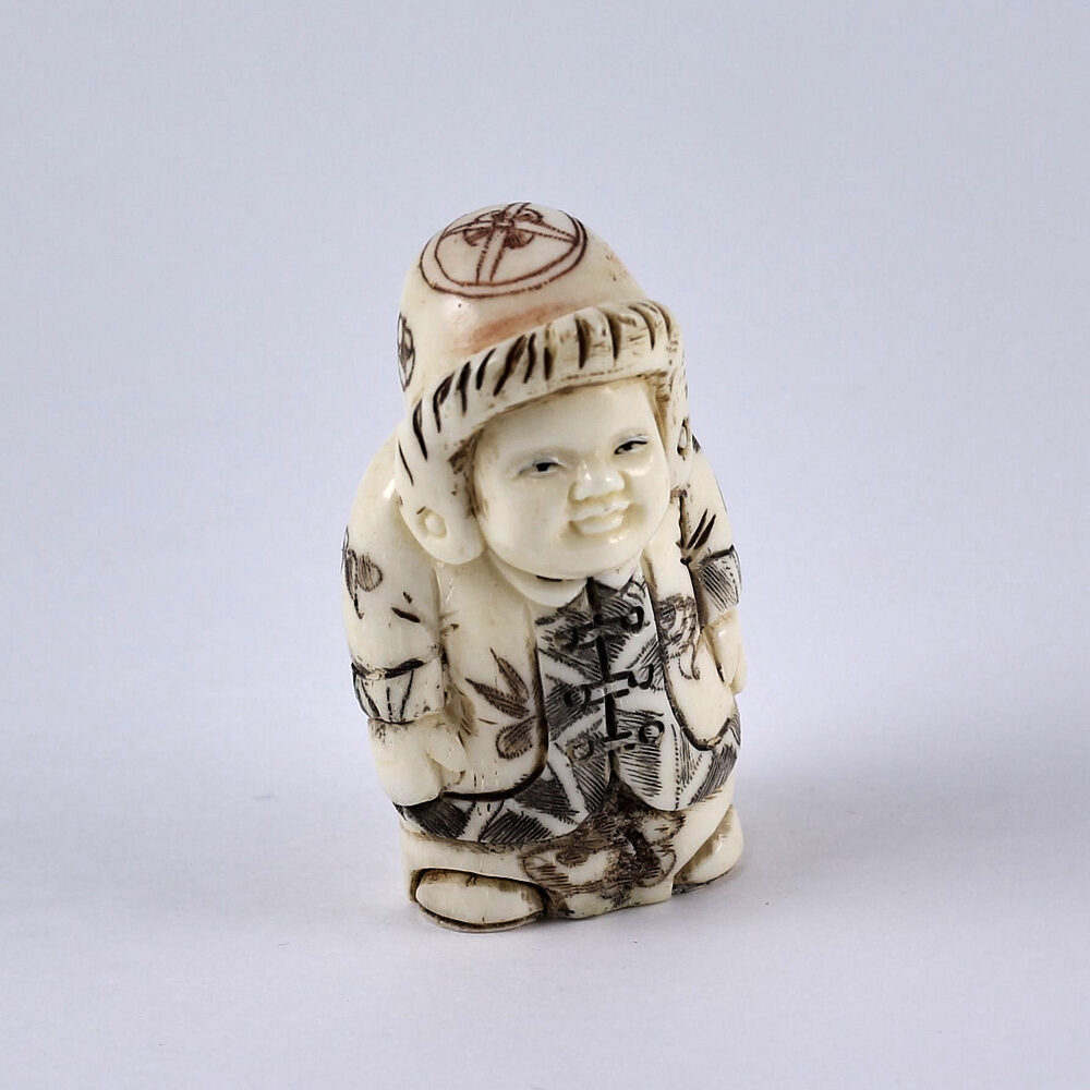 Нэцкэ Ребенок Карако в зимнем одеянии