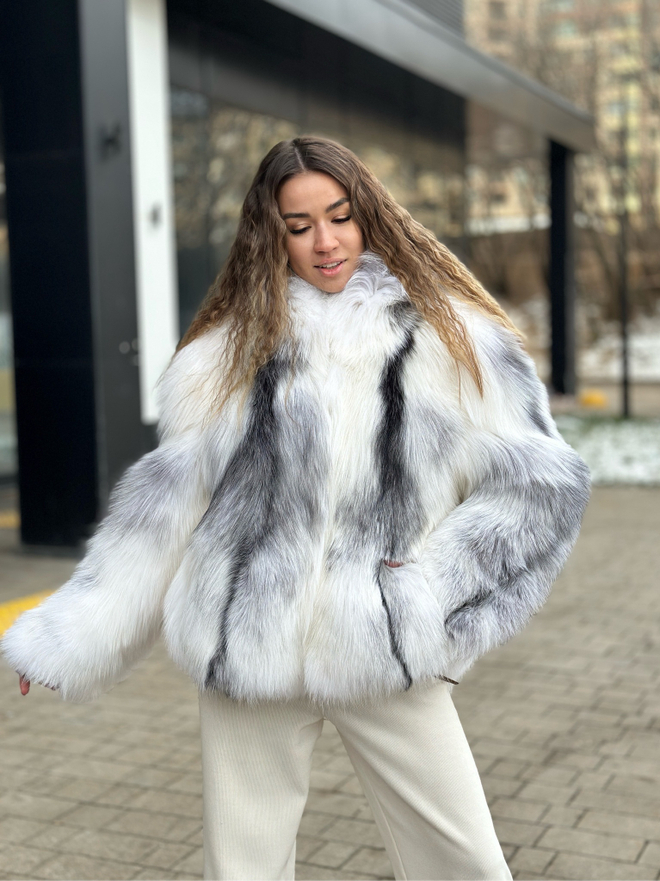 Шуба из цельного меха белой арктической лисы с капюшоном 60см
