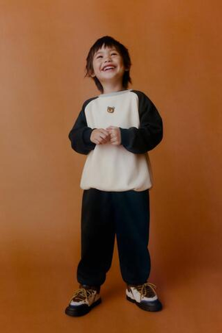 ZARA КОМПЛЕКТ ДЛЯ БЕГА: ТОЛСТОВКА И БРЮКИ-ДЖОГГЕРЫ COLOR BLOCK С МЕДВЕЖОНКОМ, СИНИЙ