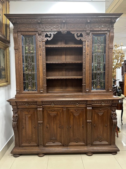 Массивный буфет с витражами