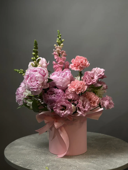 Цветы в коробке «Нежный сюрприз»