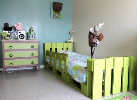 Кровать детская из поддонов 08