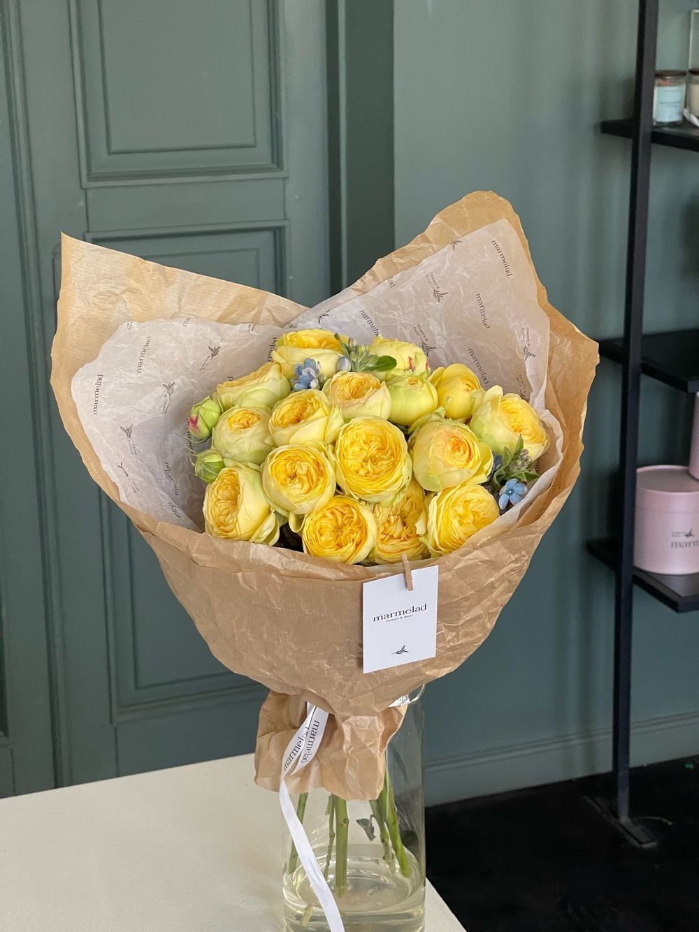 Букет из желтой пионовидной розы и голубых незабудок