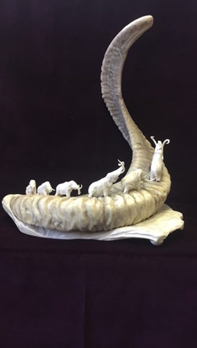 Семь мамонтов, композиция из рога