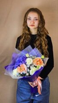 Букет с синей гортензией и пионовидной розой. Школьная коллекция . (407)