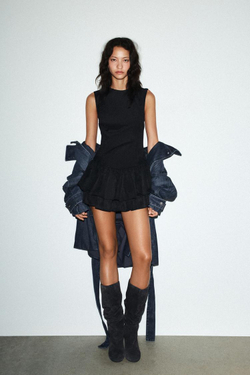 ZARA КОРОТКОЕ ПЛАТЬЕ ИЗ ИСКУССТВЕННОЙ ЗАМШИ С ВОЛАНАМИ, ЧЕРНЫЙ