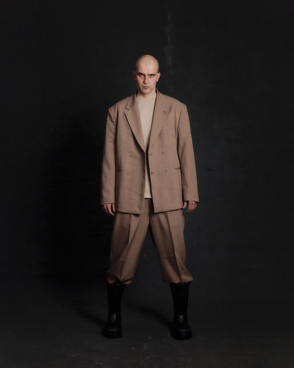 4x2 beige double-breasted suit