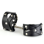 Черные кожаные наручники Цезарь с цепочкой на карабинах (Цвет: черный)