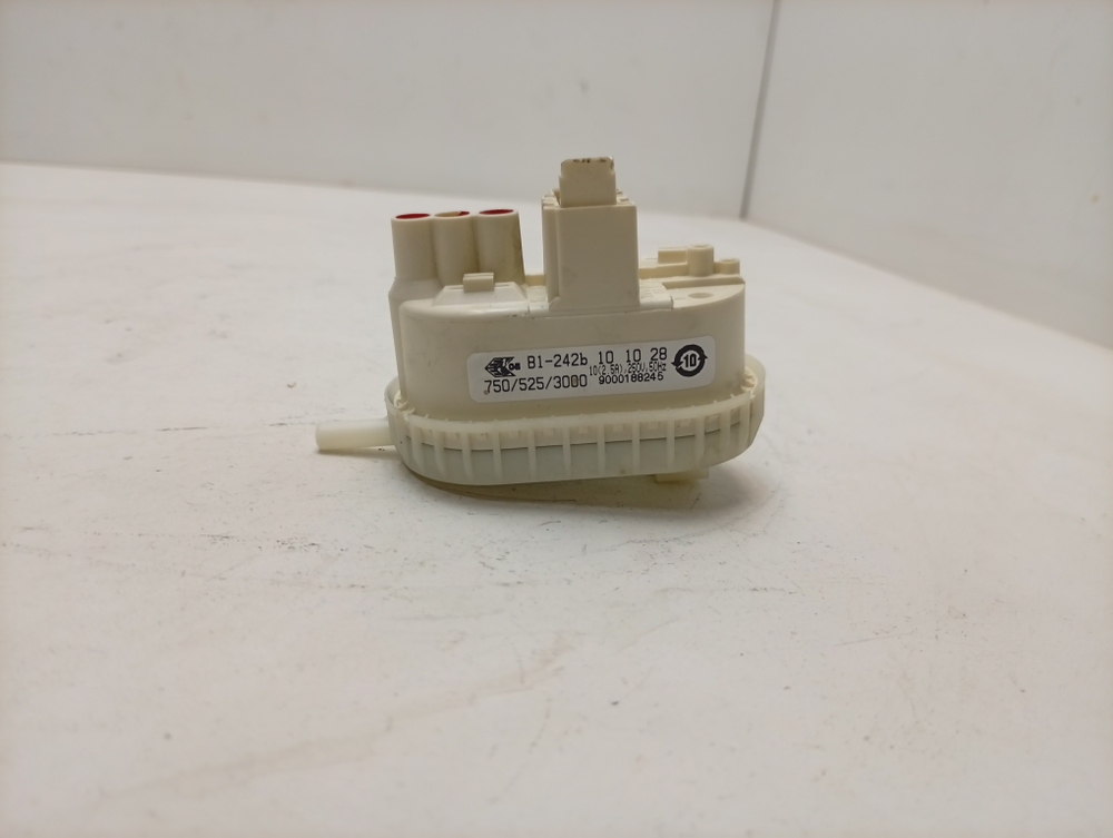 WLF24271CE/02 кт31 Датчик уровня воды (прессостат) стиральной машины Bosch 9000188245 б/у