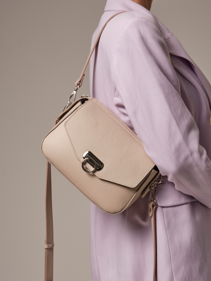 Сумка кожаная через плечо бежевая