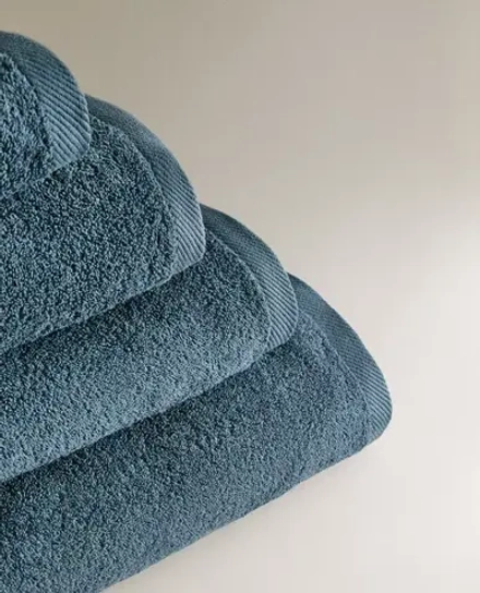 ZARA HOME ОДНОТОННОЕ ПОЛОТЕНЦЕ, МАСЛЯНИСТО-ГОЛУБОЙ