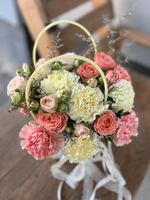 Сумочка с диантусами и кустовой розой