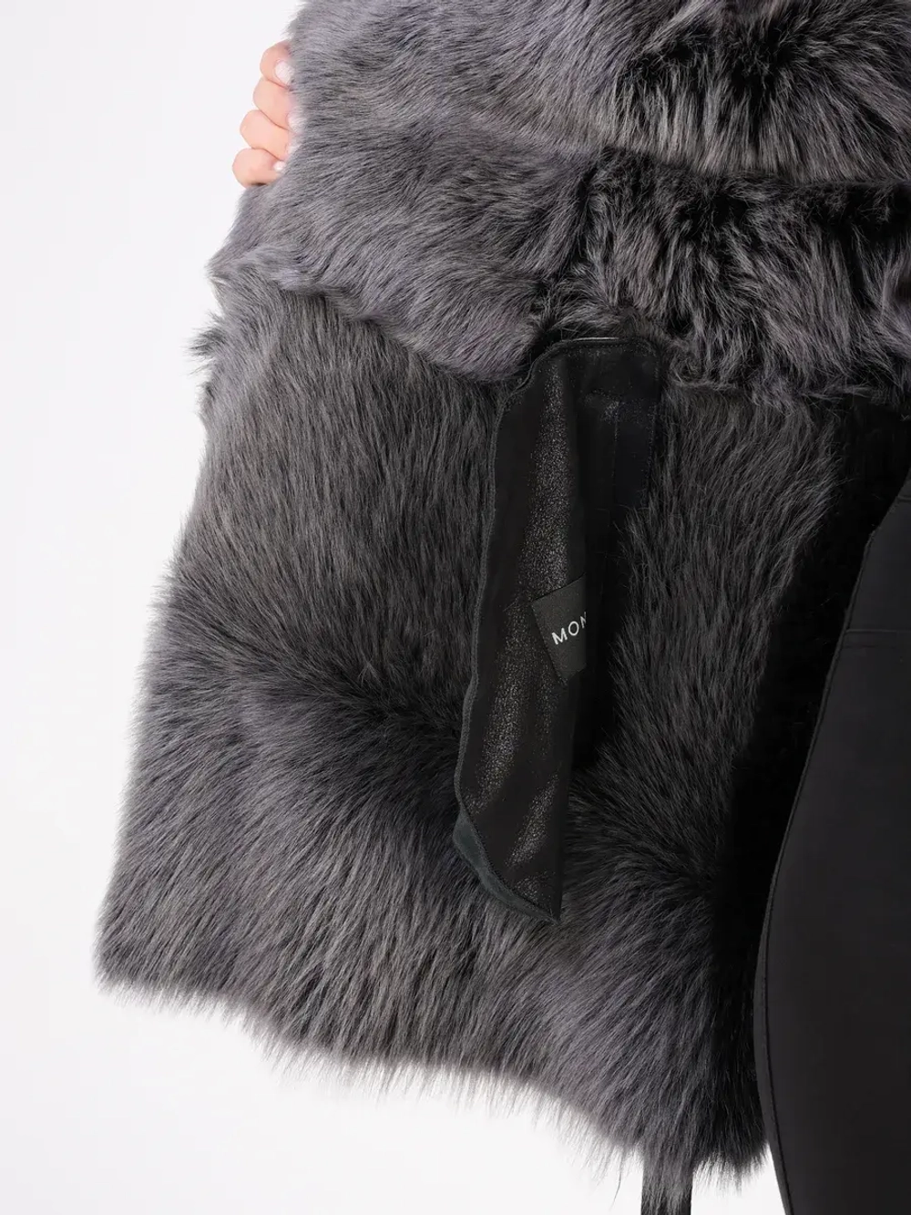 Дубленка зимняя натуральная с капюшоном короткая