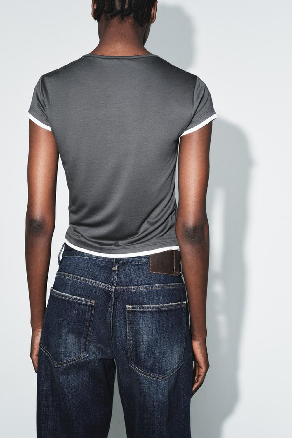 ZARA ФУТБОЛКА С КОНТРАСТНЫМИ ДЕТАЛЯМИ, СВИНЦОВЫЙ