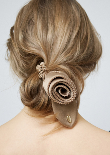 Резинка-роза с листиком и декором