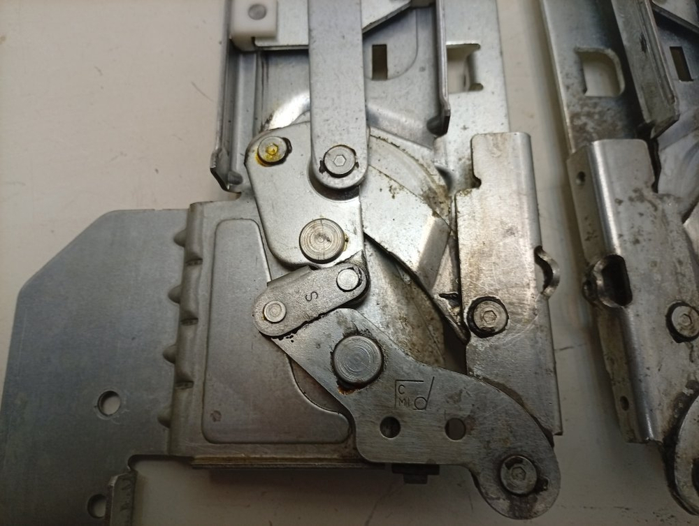 LFTA+5H1741 ктп11 Комплект петель двери для посудомоечной машины Ariston C00256541 б/у