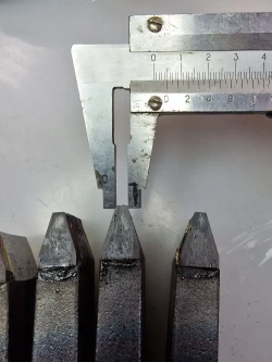 Резец токарный для проточки канавок в шкивах под клиновые ремни 25*16*140 профиль А ВК8