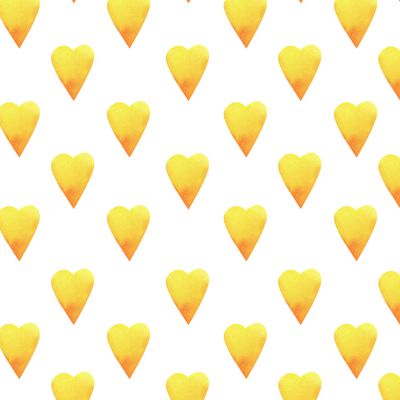 Желтые акварельные сердечки на белом фоне