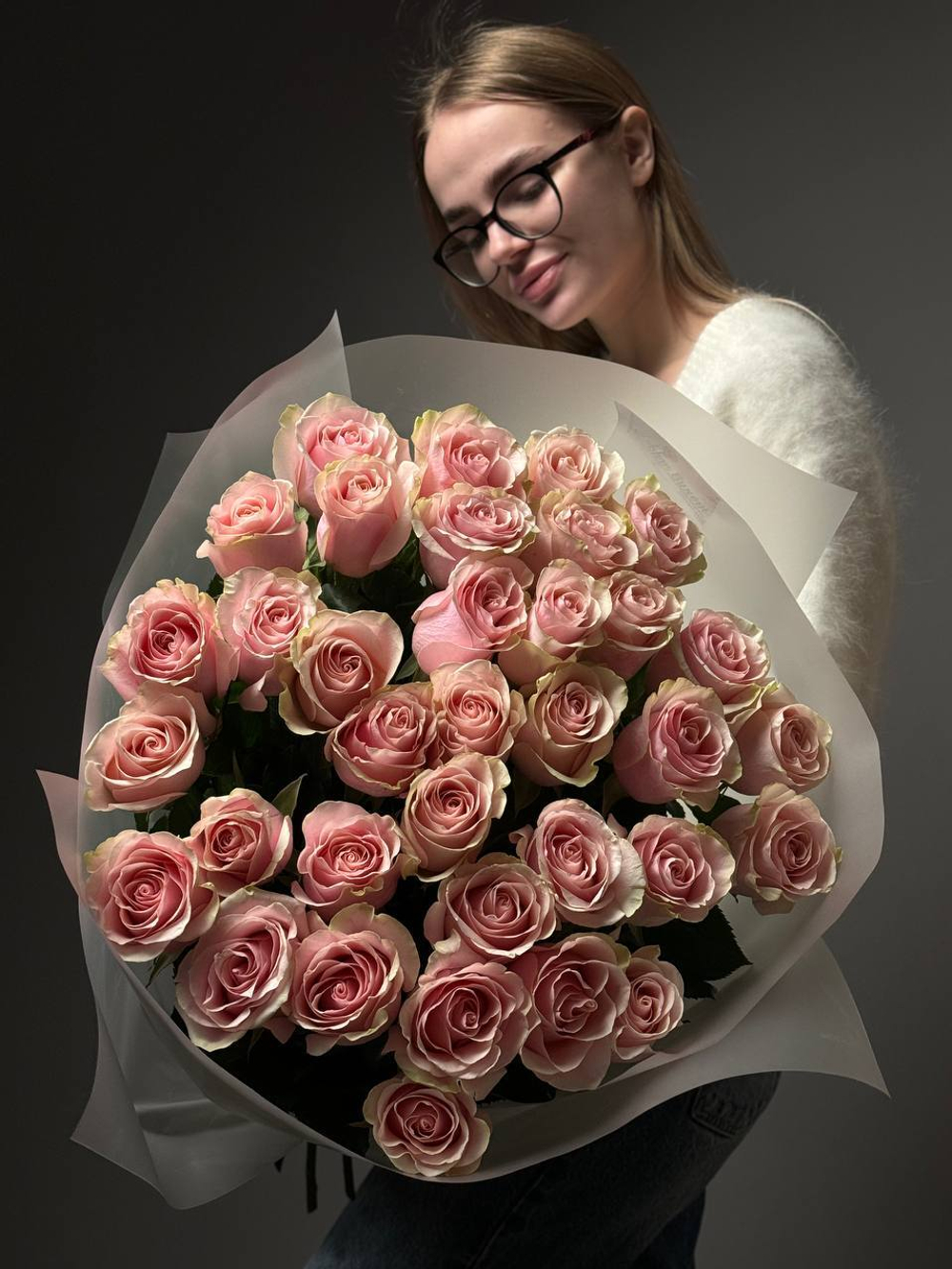 35 розовых роз в упаковке