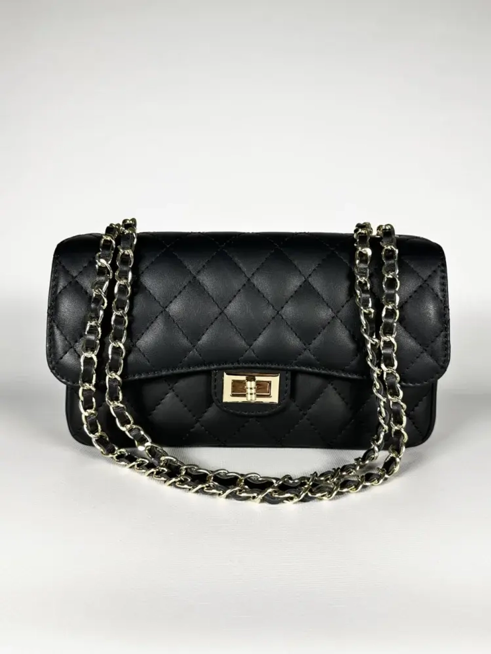 Женская сумка с цепочкой из натуральной кожи черного цвета