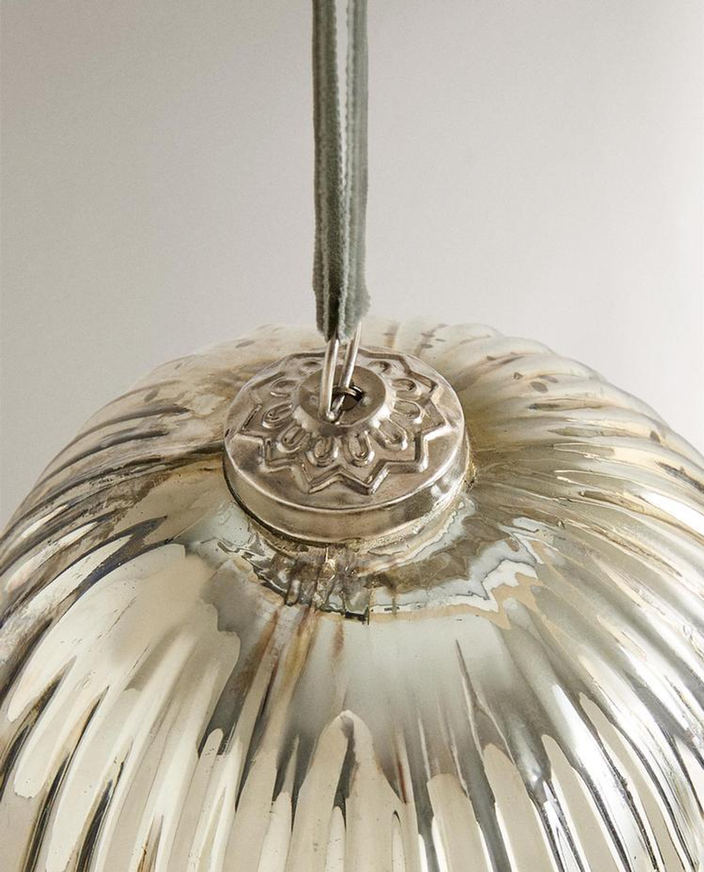 ZARA HOME ЕЛОЧНОЕ УКРАШЕНИЕ С РЕЛЬЕФНЫМ УЗОРОМ В ПОЛОСКУ, СЕРЕБРЯНЫЙ