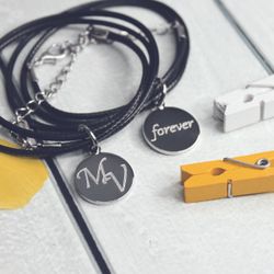 Кожаный браслет-шнур с подвеской с гравировкой на заказ