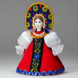 Малая подвесная кукла в круглом кокошнике с цветочками